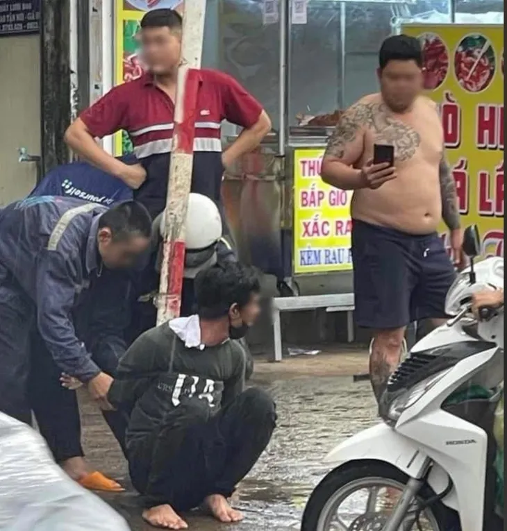 Nghi phạm giật điện thoại tại tiệm cầm đồ, cướp xe máy tẩu thoát - Ảnh 2. Nghi phạm giật điện thoại tại tiệm cầm đồ, cướp xe máy tẩu thoát - Ảnh 2.