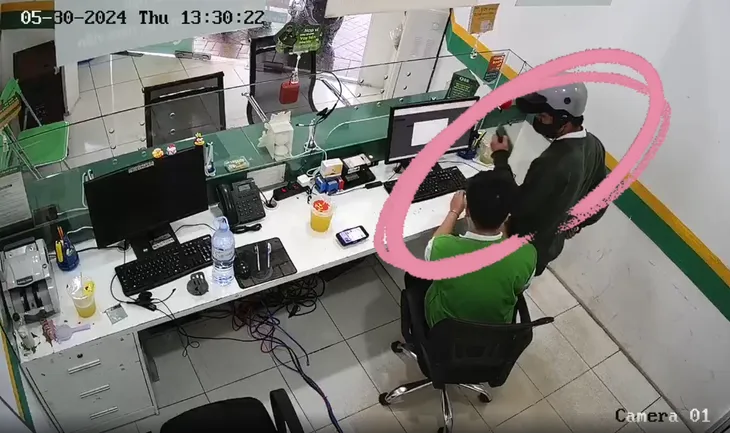 Nghi phạm giật điện thoại tại tiệm cầm đồ, cướp xe máy tẩu thoát - Ảnh 1. Nghi phạm giật điện thoại tại tiệm cầm đồ, cướp xe máy tẩu thoát - Ảnh 1.