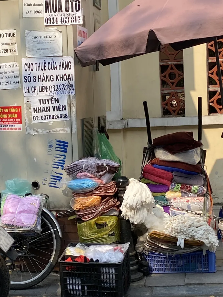 Nguy hiểm tình trạng bán hàng rong xung quanh bốt điện giữa Thủ đô - Ảnh 2. Nguy hiểm tình trạng bán hàng rong xung quanh bốt điện giữa Thủ đô - Ảnh 2.