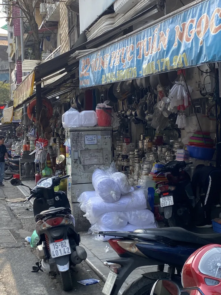 Nguy hiểm tình trạng bán hàng rong xung quanh bốt điện giữa Thủ đô - Ảnh 6. Nguy hiểm tình trạng bán hàng rong xung quanh bốt điện giữa Thủ đô - Ảnh 6.