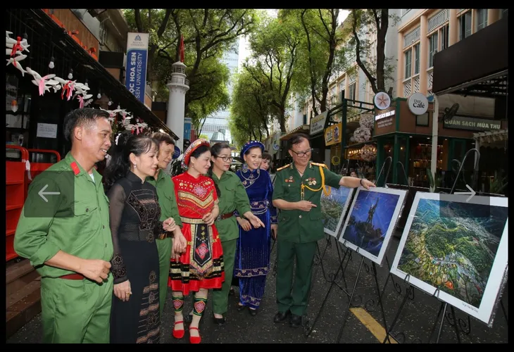 Triển lãm và ra mắt sách ảnh “Điện Biên Phủ xưa và nay” - Ảnh 3.