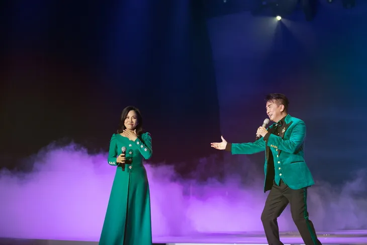 Uyên Linh, Trúc Nhân mang làn gió mới cho bolero trong đêm nhạc xác lập kỷ lục Việt Nam - Ảnh 2. Uyên Linh, Trúc Nhân mang làn gió mới cho bolero trong đêm nhạc xác lập kỷ lục Việt Nam - Ảnh 2.