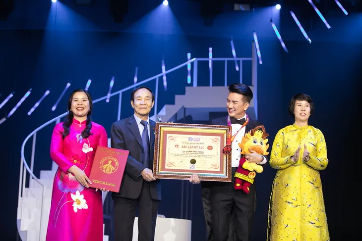 Uyên Linh, Trúc Nhân mang làn gió mới cho bolero trong đêm nhạc xác lập kỷ lục Việt Nam - Ảnh 4. Uyên Linh, Trúc Nhân mang làn gió mới cho bolero trong đêm nhạc xác lập kỷ lục Việt Nam - Ảnh 4.