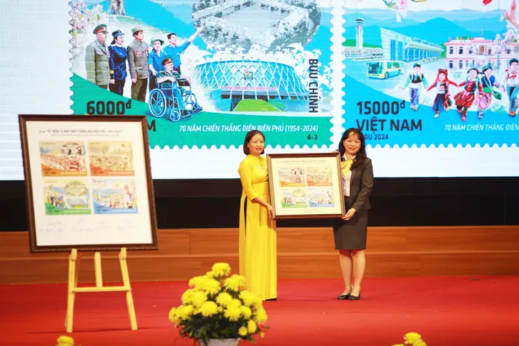 Phát hành đặc biệt bộ tem Kỷ niệm 70 năm Chiến thắng Điện Biên Phủ - Ảnh 2. Phát hành đặc biệt bộ tem Kỷ niệm 70 năm Chiến thắng Điện Biên Phủ - Ảnh 2.