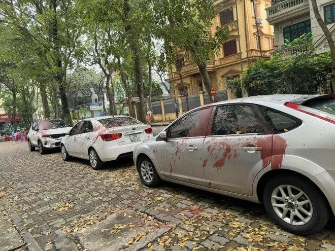 Hà Nội: Bắt 4 đối tượng tạt sơn vào nhiều xe ô tô - Ảnh 2.
