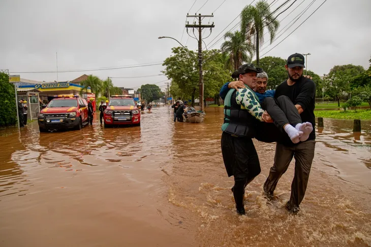 Ít nhất 57 người thiệt mạng, 70.000 người phải sơ tán do lũ lụt tại Brazil - Ảnh 1. Ít nhất 57 người thiệt mạng, 70.000 người phải sơ tán do lũ lụt tại Brazil - Ảnh 1.