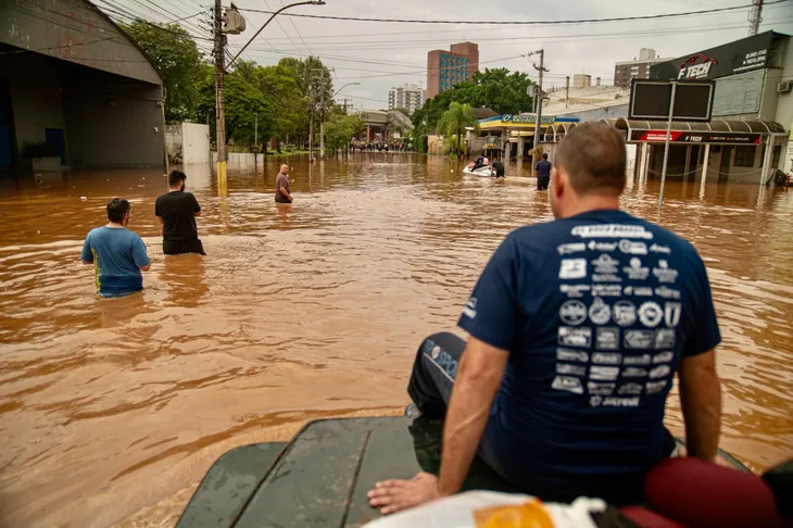 Ít nhất 57 người thiệt mạng, 70.000 người phải sơ tán do lũ lụt tại Brazil - Ảnh 2. Ít nhất 57 người thiệt mạng, 70.000 người phải sơ tán do lũ lụt tại Brazil - Ảnh 2.