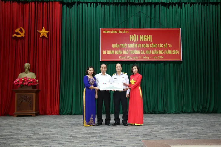 Bộ Y tế thăm và tặng quà quân, dân trên quần đảo Trường Sa và nhà giàn DK1 - Ảnh 1.
