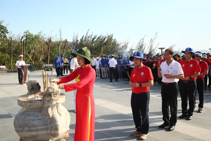 Bộ Y tế thăm và tặng quà quân, dân trên quần đảo Trường Sa và nhà giàn DK1 - Ảnh 2.