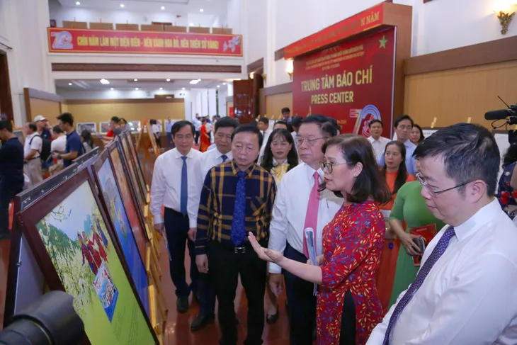 Phát hành đặc biệt bộ tem Kỷ niệm 70 năm Chiến thắng Điện Biên Phủ - Ảnh 3. Phát hành đặc biệt bộ tem Kỷ niệm 70 năm Chiến thắng Điện Biên Phủ - Ảnh 3.