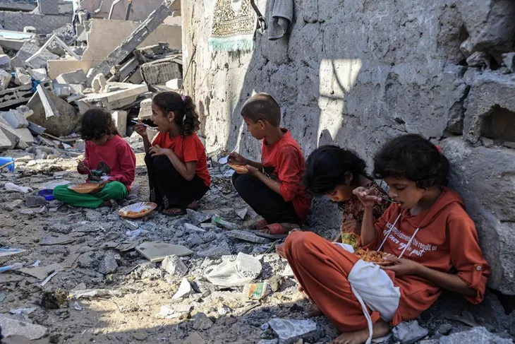 Người Palestine lo lắng về chiến sự tại Rafah - Ảnh 1. Người Palestine lo lắng về chiến sự tại Rafah - Ảnh 1.