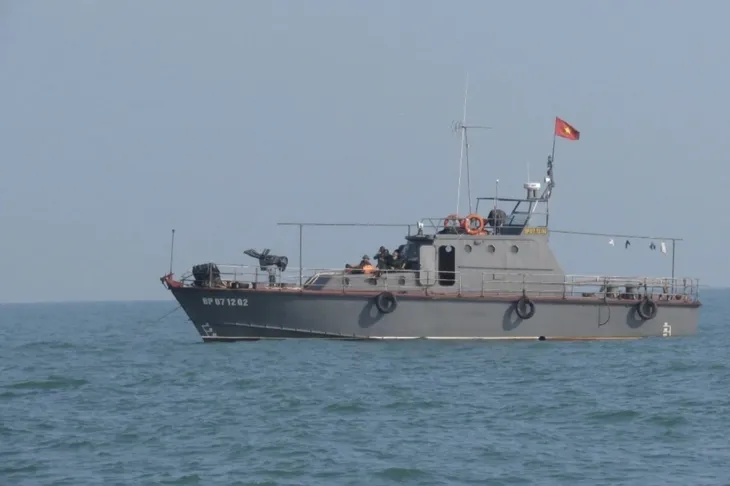 Vụ 4 tàu cá Quảng Bình gặp nạn: Thêm 4 thuyền viên được đưa vào bờ - Ảnh 1. Vụ 4 tàu cá Quảng Bình gặp nạn: Thêm 4 thuyền viên được đưa vào bờ - Ảnh 1.