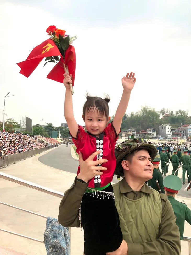 Em bé được chọn làm bé gái tượng đài ở Điện Biên Phủ bất ngờ nổi tiếng - Ảnh 2. Em bé được chọn làm bé gái tượng đài ở Điện Biên Phủ bất ngờ nổi tiếng - Ảnh 2.