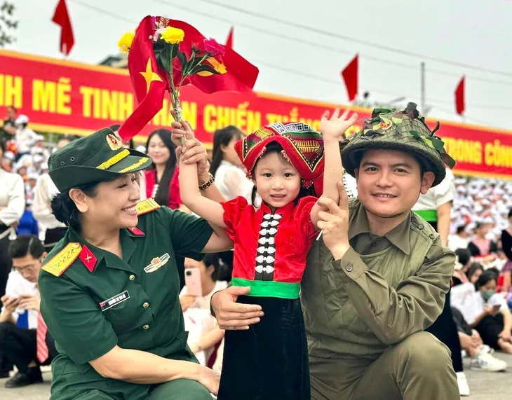 Em bé được chọn làm bé gái tượng đài ở Điện Biên Phủ bất ngờ nổi tiếng - Ảnh 1. Em bé được chọn làm bé gái tượng đài ở Điện Biên Phủ bất ngờ nổi tiếng - Ảnh 1.