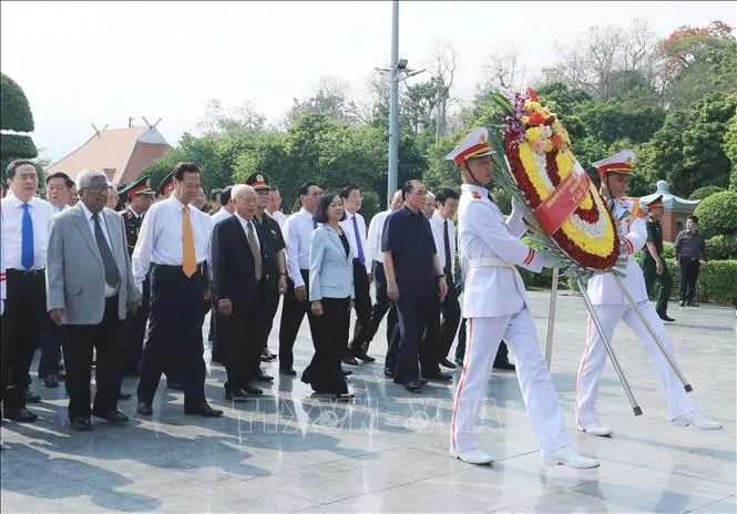 Thủ tướng Phạm Minh Chính dâng hương tại Nghĩa trang Liệt sĩ Quốc gia A1 - Ảnh 4. Thủ tướng Phạm Minh Chính dâng hương tại Nghĩa trang Liệt sĩ Quốc gia A1 - Ảnh 4.