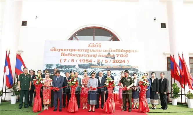 Lào khai mạc triển lãm ảnh kỷ niệm 70 năm chiến thắng Điện Biên Phủ - Ảnh 1. Lào khai mạc triển lãm ảnh kỷ niệm 70 năm chiến thắng Điện Biên Phủ - Ảnh 1.