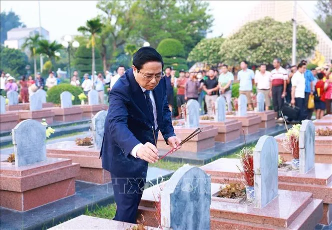 Thủ tướng Phạm Minh Chính dâng hương tại Nghĩa trang Liệt sĩ Quốc gia A1 - Ảnh 3. Thủ tướng Phạm Minh Chính dâng hương tại Nghĩa trang Liệt sĩ Quốc gia A1 - Ảnh 3.