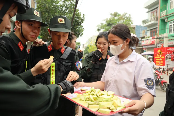 Tình cảm ấm áp của người dân Điện Biên dành cho lực lượng diễu binh, diễu hành - Ảnh 1. Tình cảm ấm áp của người dân Điện Biên dành cho lực lượng diễu binh, diễu hành - Ảnh 1.