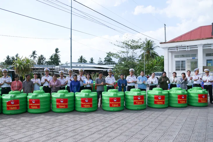 Nghĩa tình quân dân trong mùa hạn - Ảnh 7. Nghĩa tình quân dân trong mùa hạn - Ảnh 7.