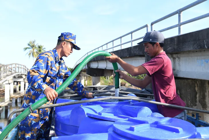 Nghĩa tình quân dân trong mùa hạn - Ảnh 5. Nghĩa tình quân dân trong mùa hạn - Ảnh 5.
