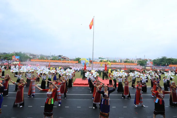 Xem lại Lễ diễu binh, diễu hành kỷ niệm 70 năm Chiến thắng Điện Biên Phủ - Ảnh 5. Xem lại Lễ diễu binh, diễu hành kỷ niệm 70 năm Chiến thắng Điện Biên Phủ - Ảnh 5.