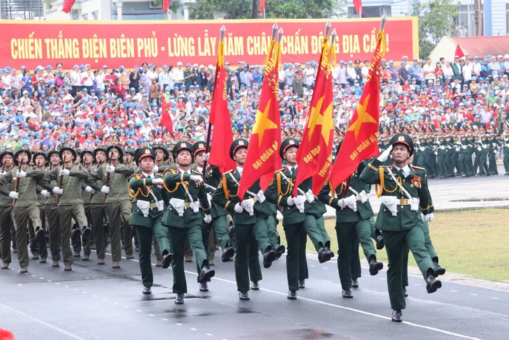 Xem lại Lễ diễu binh, diễu hành kỷ niệm 70 năm Chiến thắng Điện Biên Phủ - Ảnh 2. Xem lại Lễ diễu binh, diễu hành kỷ niệm 70 năm Chiến thắng Điện Biên Phủ - Ảnh 2.