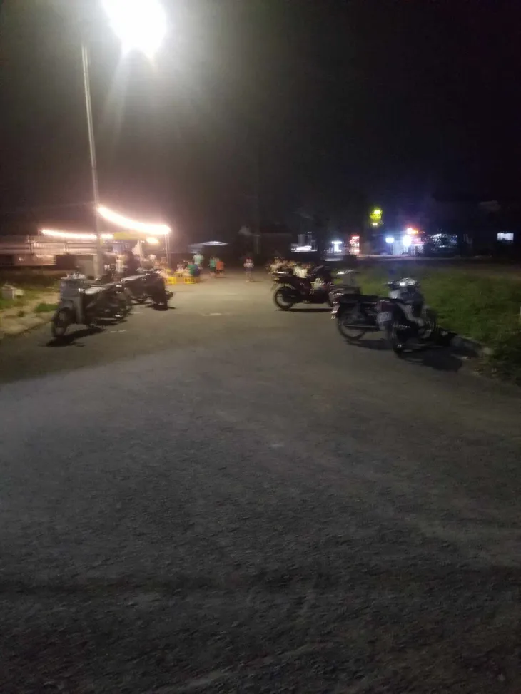 Cần xử lý dứt điểm tình trạng họp chợ cóc gây ô nhiễm, mất ATGT - Ảnh 5. Cần xử lý dứt điểm tình trạng họp chợ cóc gây ô nhiễm, mất ATGT - Ảnh 5.