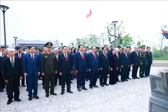 Lãnh đạo Đảng, Nhà nước dâng hương tại Đền thờ liệt sĩ chiến trường Điện Biên Phủ - Ảnh 2. Lãnh đạo Đảng, Nhà nước dâng hương tại Đền thờ liệt sĩ chiến trường Điện Biên Phủ - Ảnh 2.