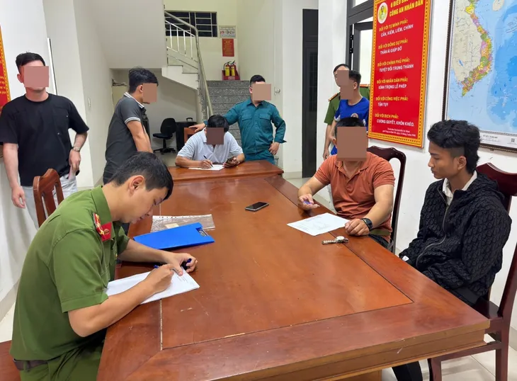 Bắt giữ hai thiếu niên thực hiện 3 vụ cướp táo tợn trong cùng một ngày - Ảnh 3. Bắt giữ hai thiếu niên thực hiện 3 vụ cướp táo tợn trong cùng một ngày - Ảnh 3.