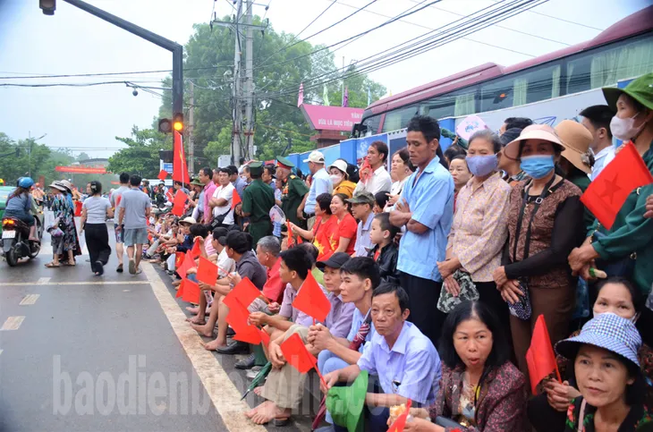 Điện Biên ngày 7/5: Tưng bừng, rộn ràng từng góc phố - Ảnh 1. Điện Biên ngày 7/5: Tưng bừng, rộn ràng từng góc phố - Ảnh 1.