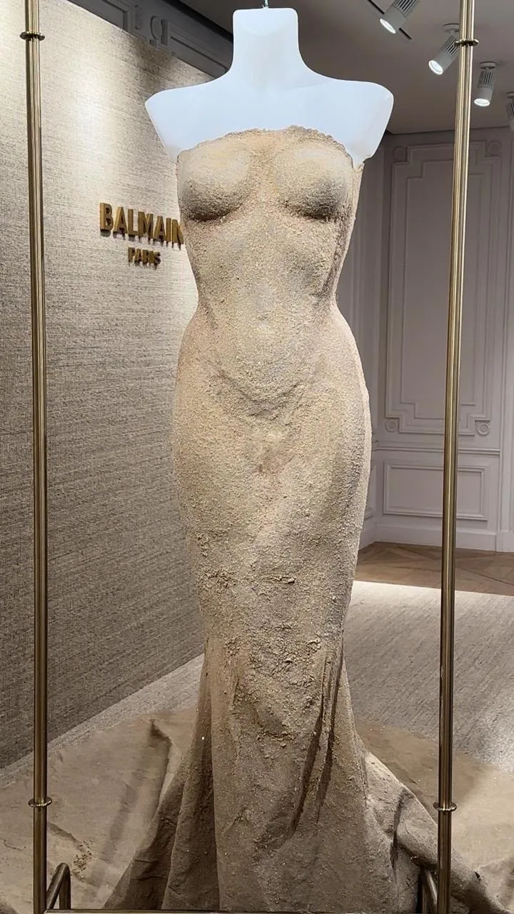 Bộ váy làm từ cát độc nhất vô nhị tại Met Gala 2024 - Ảnh 2. Bộ váy làm từ cát độc nhất vô nhị tại Met Gala 2024 - Ảnh 2.