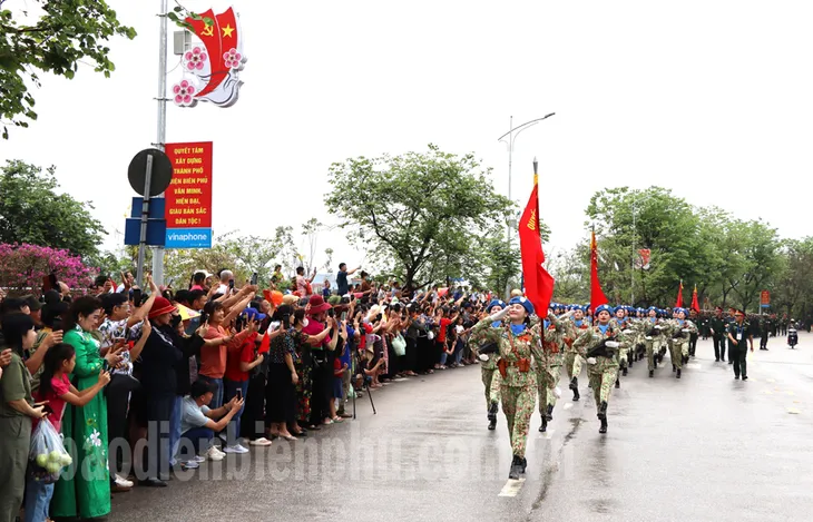 Điện Biên ngày 7/5: Tưng bừng, rộn ràng từng góc phố - Ảnh 2. Điện Biên ngày 7/5: Tưng bừng, rộn ràng từng góc phố - Ảnh 2.
