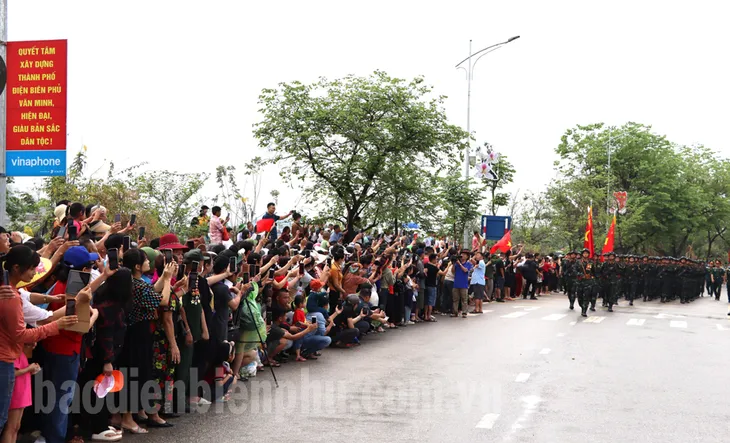 Điện Biên ngày 7/5: Tưng bừng, rộn ràng từng góc phố - Ảnh 3. Điện Biên ngày 7/5: Tưng bừng, rộn ràng từng góc phố - Ảnh 3.
