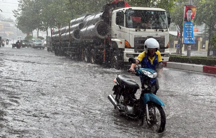 Đường phố phía Nam ngập sâu sau mưa lớn, nhiều xe chết máy - Ảnh 6. Đường phố phía Nam ngập sâu sau mưa lớn, nhiều xe chết máy - Ảnh 6.