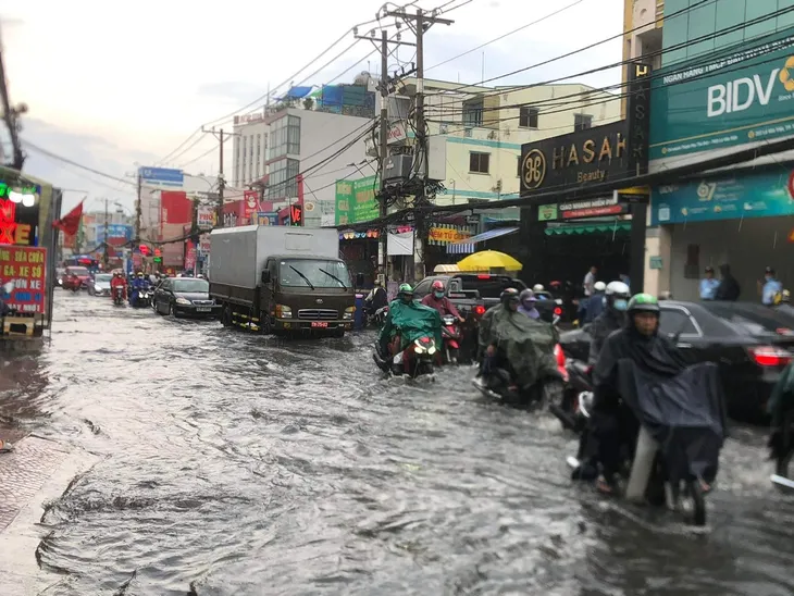 Đường phố phía Nam ngập sâu sau mưa lớn, nhiều xe chết máy - Ảnh 1. Đường phố phía Nam ngập sâu sau mưa lớn, nhiều xe chết máy - Ảnh 1.