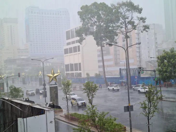 Đường phố phía Nam ngập sâu sau mưa lớn, nhiều xe chết máy - Ảnh 4. Đường phố phía Nam ngập sâu sau mưa lớn, nhiều xe chết máy - Ảnh 4.