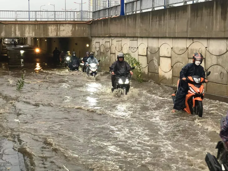 Đường phố phía Nam ngập sâu sau mưa lớn, nhiều xe chết máy - Ảnh 2. Đường phố phía Nam ngập sâu sau mưa lớn, nhiều xe chết máy - Ảnh 2.