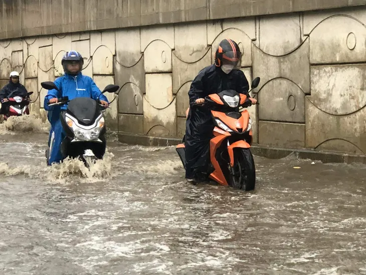 Đường phố phía Nam ngập sâu sau mưa lớn, nhiều xe chết máy - Ảnh 3. Đường phố phía Nam ngập sâu sau mưa lớn, nhiều xe chết máy - Ảnh 3.