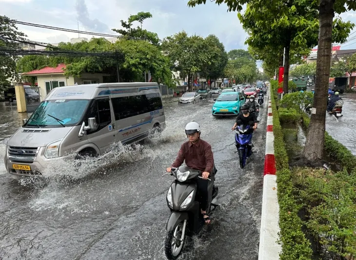 Đường phố phía Nam ngập sâu sau mưa lớn, nhiều xe chết máy - Ảnh 5. Đường phố phía Nam ngập sâu sau mưa lớn, nhiều xe chết máy - Ảnh 5.