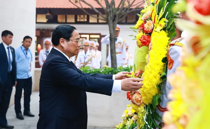 Lãnh đạo Đảng, Nhà nước dâng hương tại Đền thờ liệt sĩ chiến trường Điện Biên Phủ - Ảnh 4. Lãnh đạo Đảng, Nhà nước dâng hương tại Đền thờ liệt sĩ chiến trường Điện Biên Phủ - Ảnh 4.
