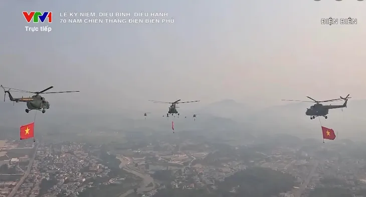 VIDEO: Màn diễu binh của biên đội trực thăng trên bầu trời Điện Biên lịch sử - Ảnh 1.