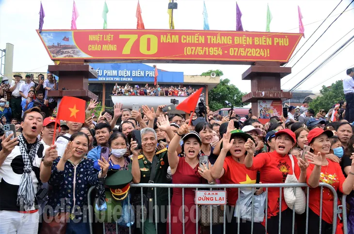 Điện Biên ngày 7/5: Tưng bừng, rộn ràng từng góc phố - Ảnh 7. Điện Biên ngày 7/5: Tưng bừng, rộn ràng từng góc phố - Ảnh 7.