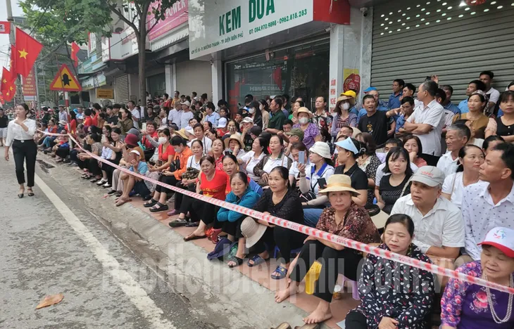 Điện Biên ngày 7/5: Tưng bừng, rộn ràng từng góc phố - Ảnh 11. Điện Biên ngày 7/5: Tưng bừng, rộn ràng từng góc phố - Ảnh 11.