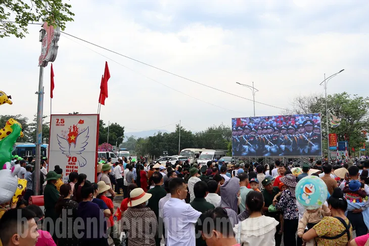Điện Biên ngày 7/5: Tưng bừng, rộn ràng từng góc phố - Ảnh 10. Điện Biên ngày 7/5: Tưng bừng, rộn ràng từng góc phố - Ảnh 10.