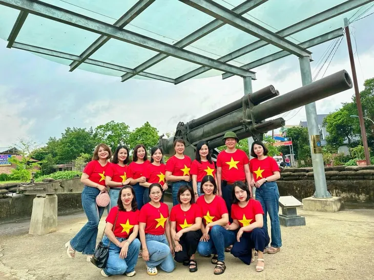 Du khách ấn tượng đỏ sắc phượng trong những ngày tháng 5 lịch sử trên đồi A1 - Ảnh 6. Du khách ấn tượng đỏ sắc phượng trong những ngày tháng 5 lịch sử trên đồi A1 - Ảnh 6.