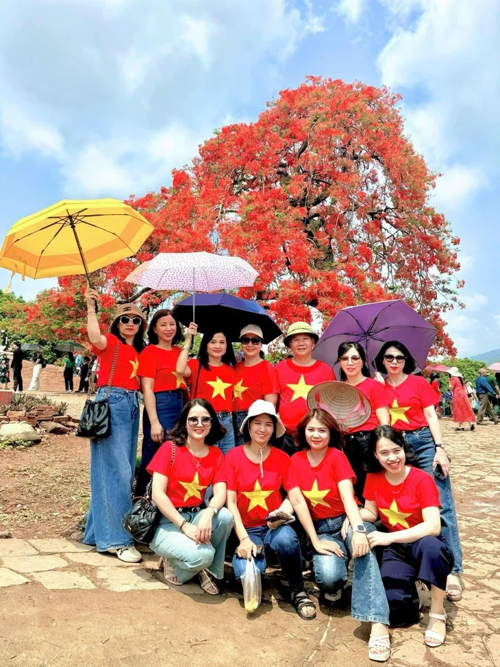 Du khách ấn tượng đỏ sắc phượng trong những ngày tháng 5 lịch sử trên đồi A1 - Ảnh 4. Du khách ấn tượng đỏ sắc phượng trong những ngày tháng 5 lịch sử trên đồi A1 - Ảnh 4.