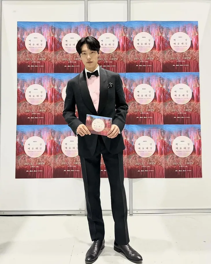 Song Joong Ki chạm mặt Song Hye Kyo tại Baeksang 2024 - Ảnh 5. Song Joong Ki chạm mặt Song Hye Kyo tại Baeksang 2024 - Ảnh 5.