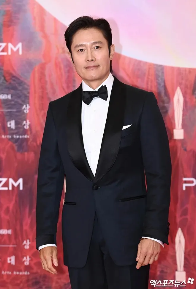 Song Joong Ki chạm mặt Song Hye Kyo tại Baeksang 2024 - Ảnh 4. Song Joong Ki chạm mặt Song Hye Kyo tại Baeksang 2024 - Ảnh 4.