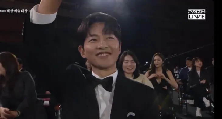 Song Joong Ki chạm mặt Song Hye Kyo tại Baeksang 2024 - Ảnh 3. Song Joong Ki chạm mặt Song Hye Kyo tại Baeksang 2024 - Ảnh 3.
