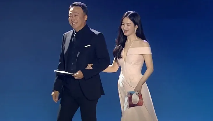 Song Joong Ki chạm mặt Song Hye Kyo tại Baeksang 2024 - Ảnh 2. Song Joong Ki chạm mặt Song Hye Kyo tại Baeksang 2024 - Ảnh 2.